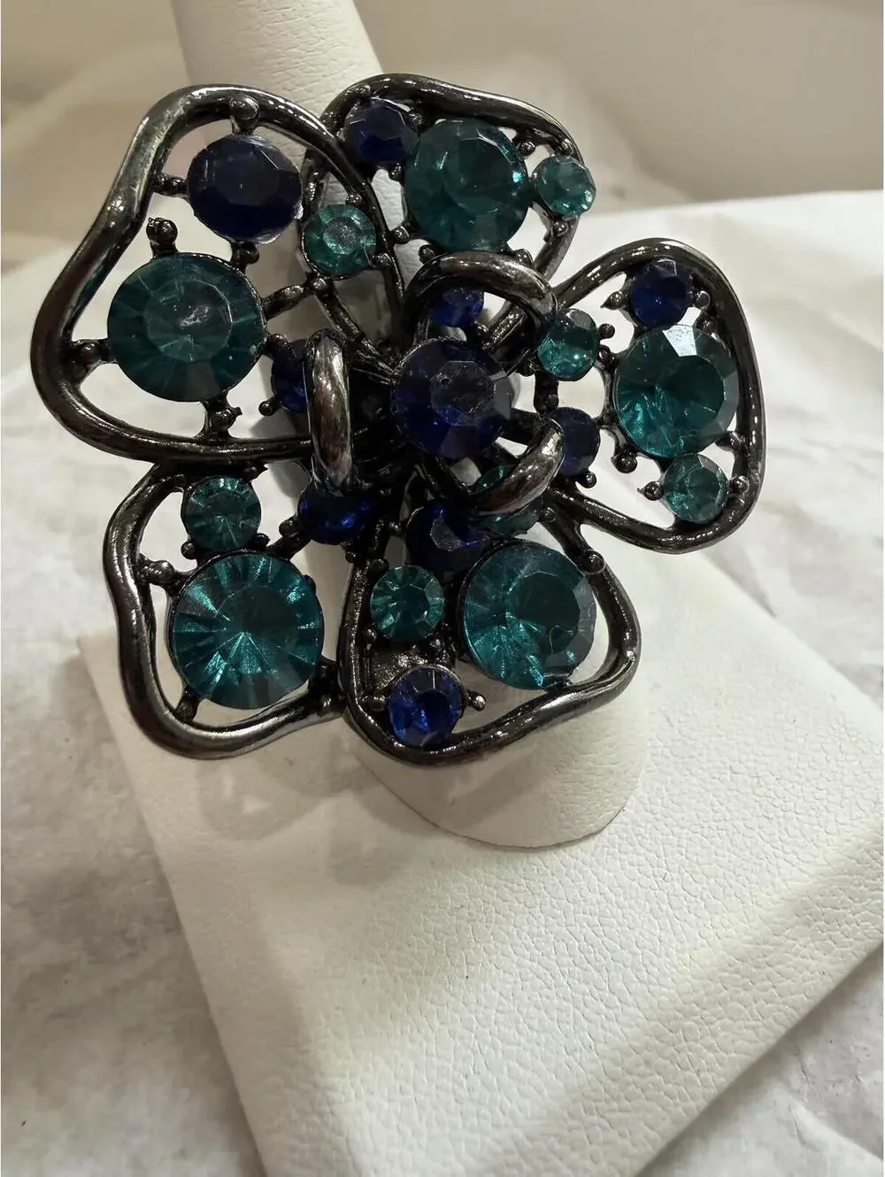 Vintage Style Floral Cocktail Ring with Blue and Teal Rhinestones